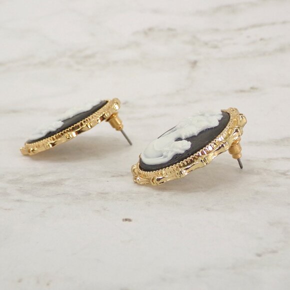 Oval cameo earrings in black and white in a Victorian gold frame setting - Picture 4 of 7